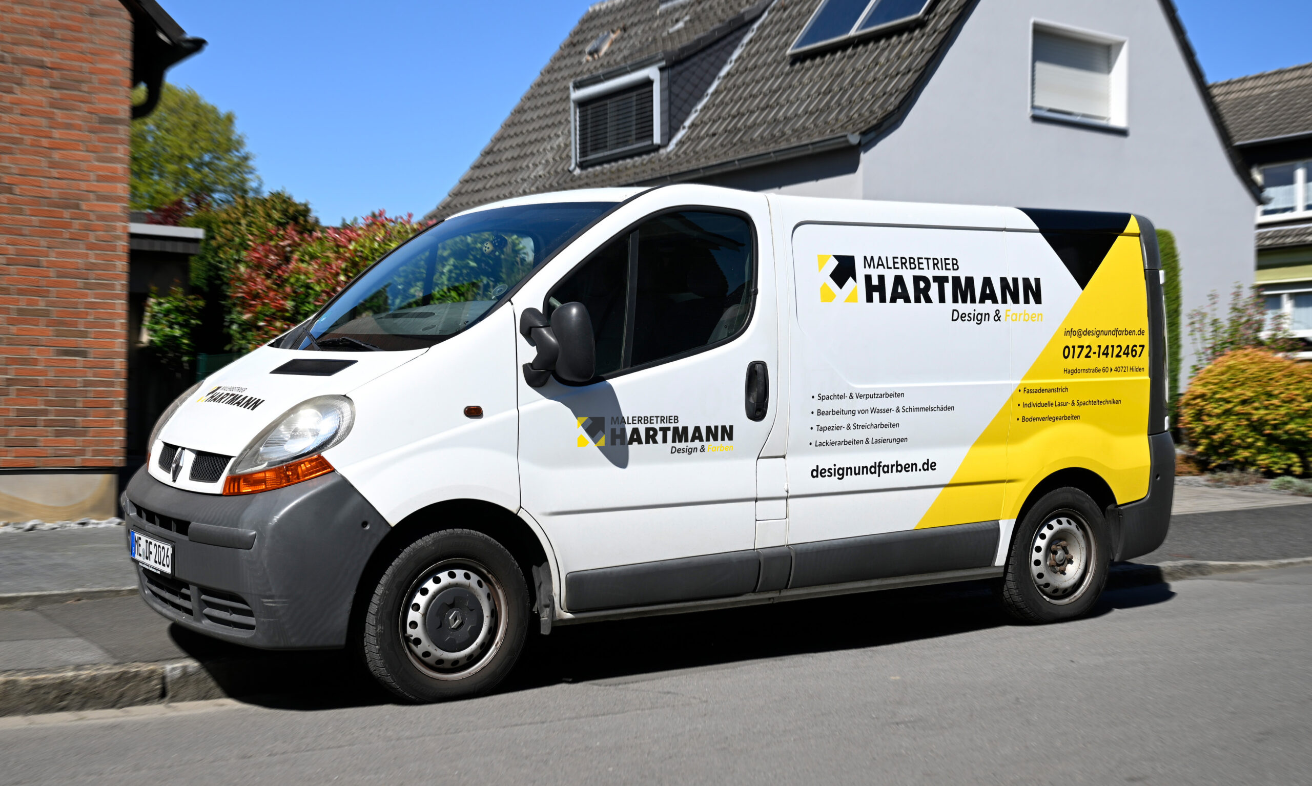 Firmenfahrzeug vom Malerbetrieb Hartmann am Straßenrand