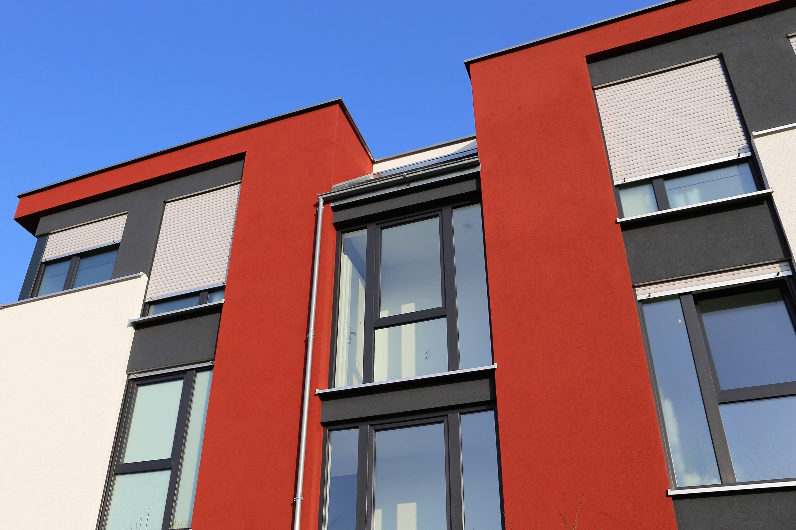 Modern gestrichene Fassade in einem Rotton – Malerbetrieb Hartmann